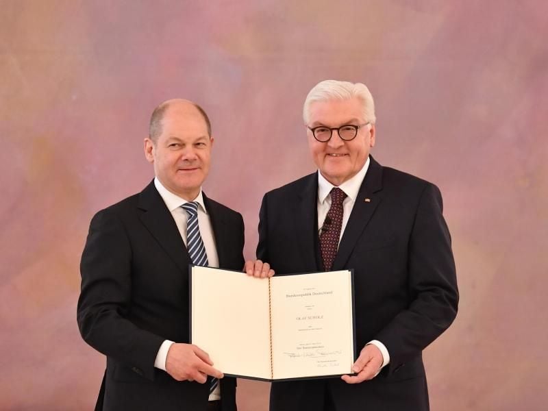 Frank-Walter Steinmeier (r) übergibt die Ernennungsurkunde an Olaf Scholz. Foto: Bernd Von Jutrczenka