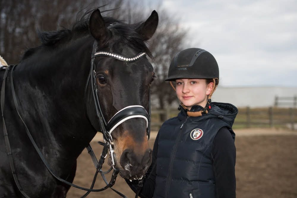 Die 15-jährige Henriette Schmidt vom Reit- und Fahrverein (RFV) Naumburg - hier mit ihrem Pferd Rocky’s Sunshine - hat im vergangenen Jahr vier Landesmeistertitel in der Dressur errungen und strebt in dieser Saison ihre bereits vierte Teilnahme an Deutschen Meisterschaften an.