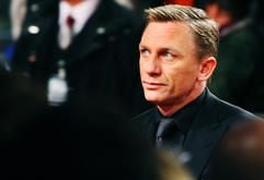 Bond-Darsteller Daniel Craig steht am Dienstag (21. November) auf dem roten Teppich in Berlin anlässlich der Deutschlandpremiere des neuen James-Bond-Films «Casino Royale». (Foto: dpa)