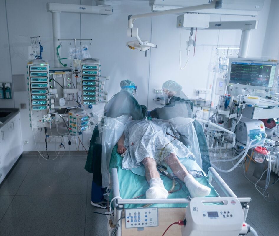 Ein Covid-19-Patient wird auf einer Intensivstation behandelt.