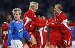 Die Stuttgarter v.l Cacau, Andreas Beck, Pavel Pardo, Antonio Da Silva und Ludovic Magnin jubeln nach dem Tor zum 2:1 durch Pavel Pardo. (Foto: dpa)