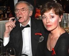 Genüsslich an einer Zigarre zieht Schauspieler Harald Juhnke, der mit seiner Frau Susanne (r.) Gast der Benefiz-Gala der Aids-Stiftung am 21. November 1998 in Berlin ist. (Archivfoto: dpa)