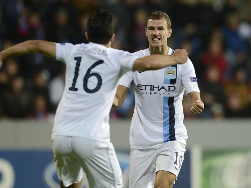 Edin Dzeko (r) und sein Teamkollege Sergio Aguero bejubeln den 4:1-Erfolg über den Stadtrivalen Manchester United.