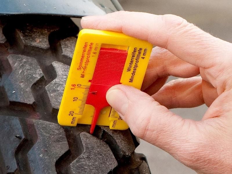 Wie viele Millimeter sind es noch? Die Profiltiefe der Reifen im Blick zu behalten, ist für Motorradfahrer besonders wichtig. Foto: Kai Remmers/dpa-tmn