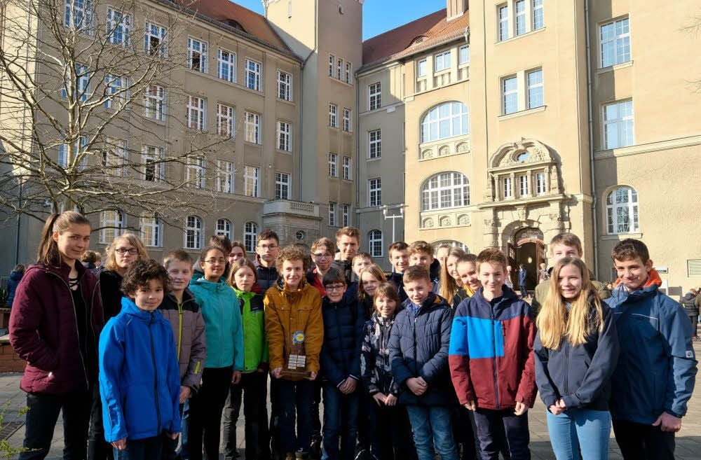 Die Preisträger des Georg-Cantor-Gymnasiums präsentieren ihren Landespokal.