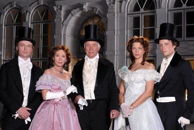 Auf dem ersten Familienfoto zum Kinofilm «Buddenbrooks - Ein Geschäft von einiger Größe» zeigen sich Mark Waschke (l-r) als Thomas Buddenbrook, Iris Berben als Konsulin Bethsy Buddenbrook, Armin Mueller-Stahl als Konsul Jean Buddenbrook, Jessica Schwarz als Tony Buddenbrook und August Diehl als Christian Buddenbrook in Lübeck den Fotografen. (FOTO: BAVARIA FILM/DPA)