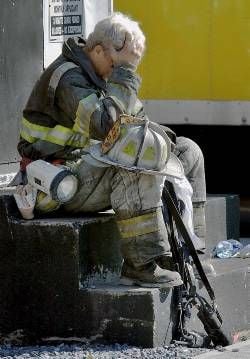 Erschöpfter Feuerwehrmann nach dem Terroranschlag in New York am 11.09.2001. (Foto: dpa/Archiv)