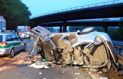 Ein Auto liegt nach einem Unfall am Montag auf der A3 am Kreuz Kaiserberg. Der Fahrer hatte einen ungewöhnlichen Unfall am Kreuz Kaiserberg verursacht. (FOTO: DPA)
