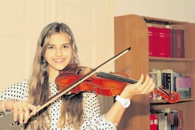 Emilia Kanera spielt auf ihrer Geige. Noch öfter singt sie aber - das liege aber nicht daran, dass sie das lieber tue, sagt sie, sondern weil es einfacher geht. Um zu singen, bräuchte man nichts mithaben und vorbereiten.