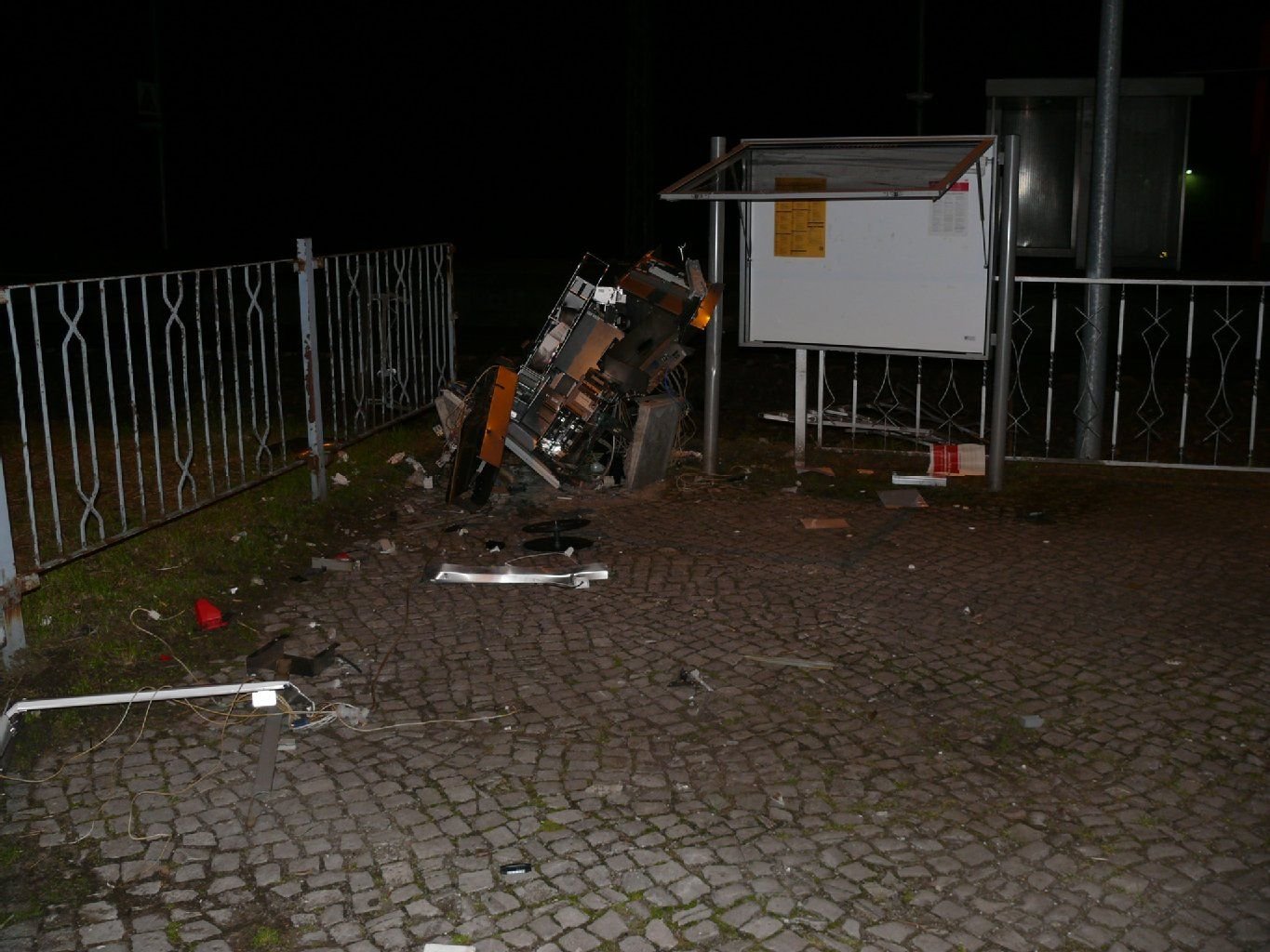 Der gesprengte Fahrkartenautomat am Bahnhaltepunkt Seehausen (Kreis Stendal)