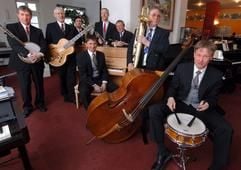 Die Dresdner Amateur-Dixieland-Formation «Elb Meadow Ramblers» präsentiert sich am 03.03.2005 in ihrer Heimatstadt den Fotografen. In der Besetzung v.l. Heinz Rebsch, Ronald Boldt, Marc Hartmann, Jürgen Umbreit, Frank Bartsch, Klaus Schumann, Dieter Kluge und Stefan Schrammel begeht die Band am 13.03.2005 den 50. Geburtstag und ist damit eine der dienstältesten Jazzformationen Deutschlands. Ihr Metier ist der Dixieland und so sind Die «Elbwiesen Wanderer» (Elb Meadow Ramblers) schon seit dem zweiten Internationalen Dresdener Dixiland Festival 1972 immer dabei. (Foto: dpa)