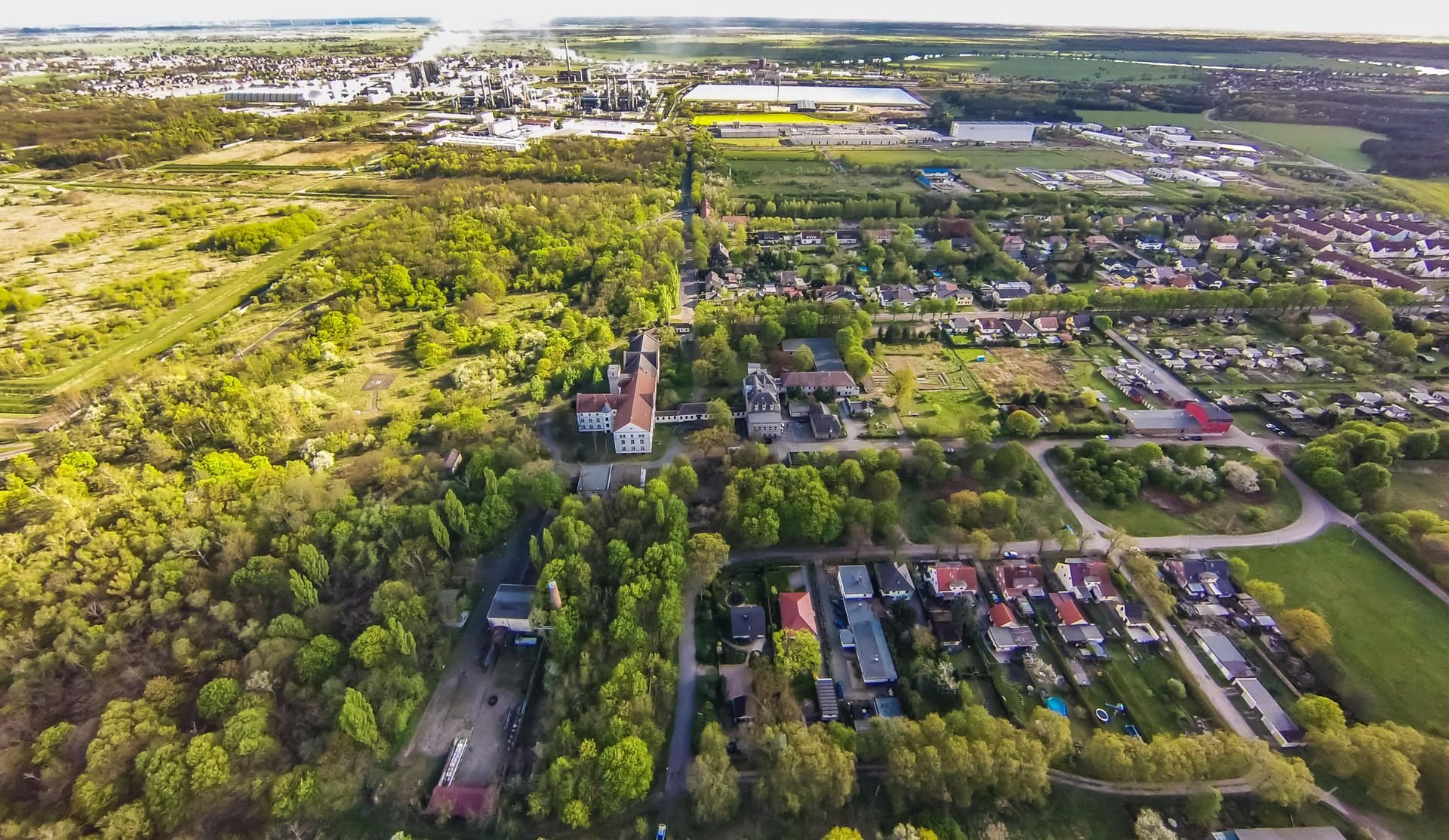 Apollensdorf Nord von oben: Im Zentrum des Bildes befindet sich der einstige Krankenhaus-Komplex.