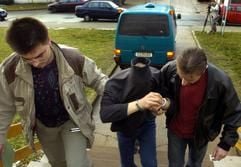 Der so genannte Reifenstecher von Chemnitz wird von Polizeibeamten in Chemnitz dem Haftrichter vorgeführt (Archivfoto vom 17.12.2003). Der 32 Jahre alte Mann gestand vor dem Landgericht Chemnitz am Mittwoch (05.05.2004) alle ihm zur Last gelegten Taten und ist zu dreieinhalb Jahren Haft verurteilt worden. Unter anderem hat er zwischen Juli 2002 und Oktober 2003 in der Stadt und umliegenden Orten Reifen an 669 Autos zerstochen. Der dadurch verursachte Schaden beträgt mehr als 167 000 Euro. (Foto: dpa)