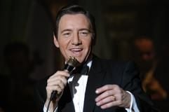 Kevin Spacey miemt in seinem neuen Kinofilm "Beyond the Sea" den Sänger, Songschreiber und Schauspieler Bobby Darin (Filmszene). Hochkarätig besetzt gelingt Spacy in der Hauptrolle und als Co-Produzent eine swingende Biografie, das die wechselvolle Karriere des in den sechziger Jahre in den USA überaus populären Entertainers nacherzählt. Neben den zahlreichen Hits erzählt der Film dabei die stürmische Geschichte von Darins Ehe mit dem Filmsternchen Sandra Dee. Später folgt dann der Rückzug von der Bühne und ein eher unglückliches Comeback als Folksänger. (Foto: dpa)