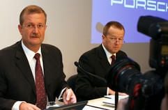 Wendelin Wiedeking (l.), Vorstandsvorsitzender von Porsche, blickt am Mittwoch (6. Dezember) bei der Bilanz-Pressekonferenz in die Kameras, recht daneben sitzt Finanzvorstand Holger Härter. (Foto: dpa)