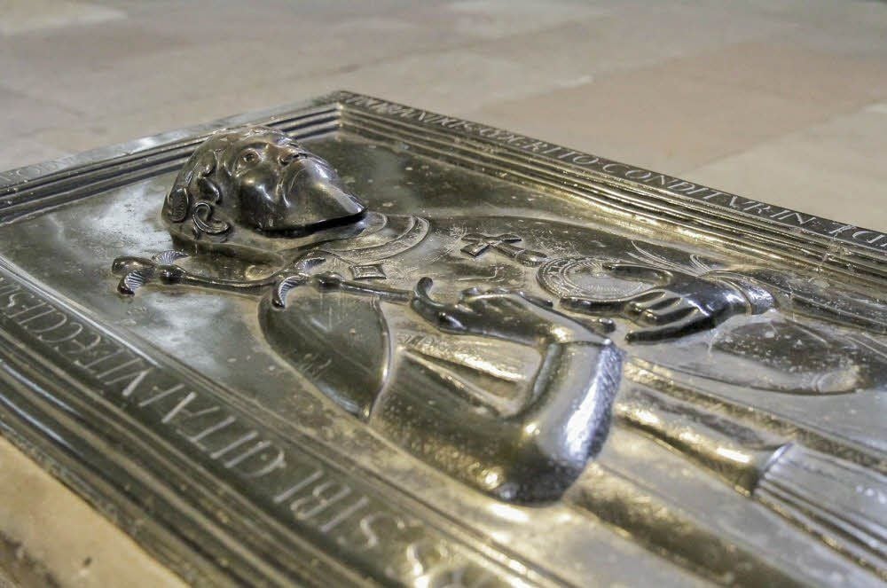 Die halbfigürliche Grabplatte für Rudolf von Rheinfelden war im 11. Jahrhundert in Mitteleuropa einzigartig. Erst 200 Jahre später sollte es vergleichbare Arbeiten geben.