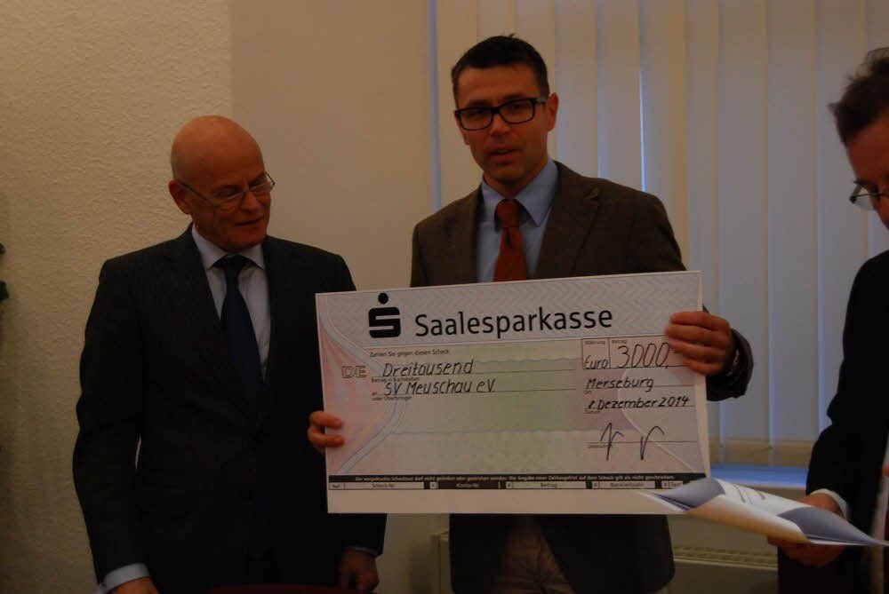 Das letzte Foto: Roger Schenkel (l.) am Montag bei einer Spendenübergabe an Daniel Lubich vom Verein SV Merseburg-Meuschau.