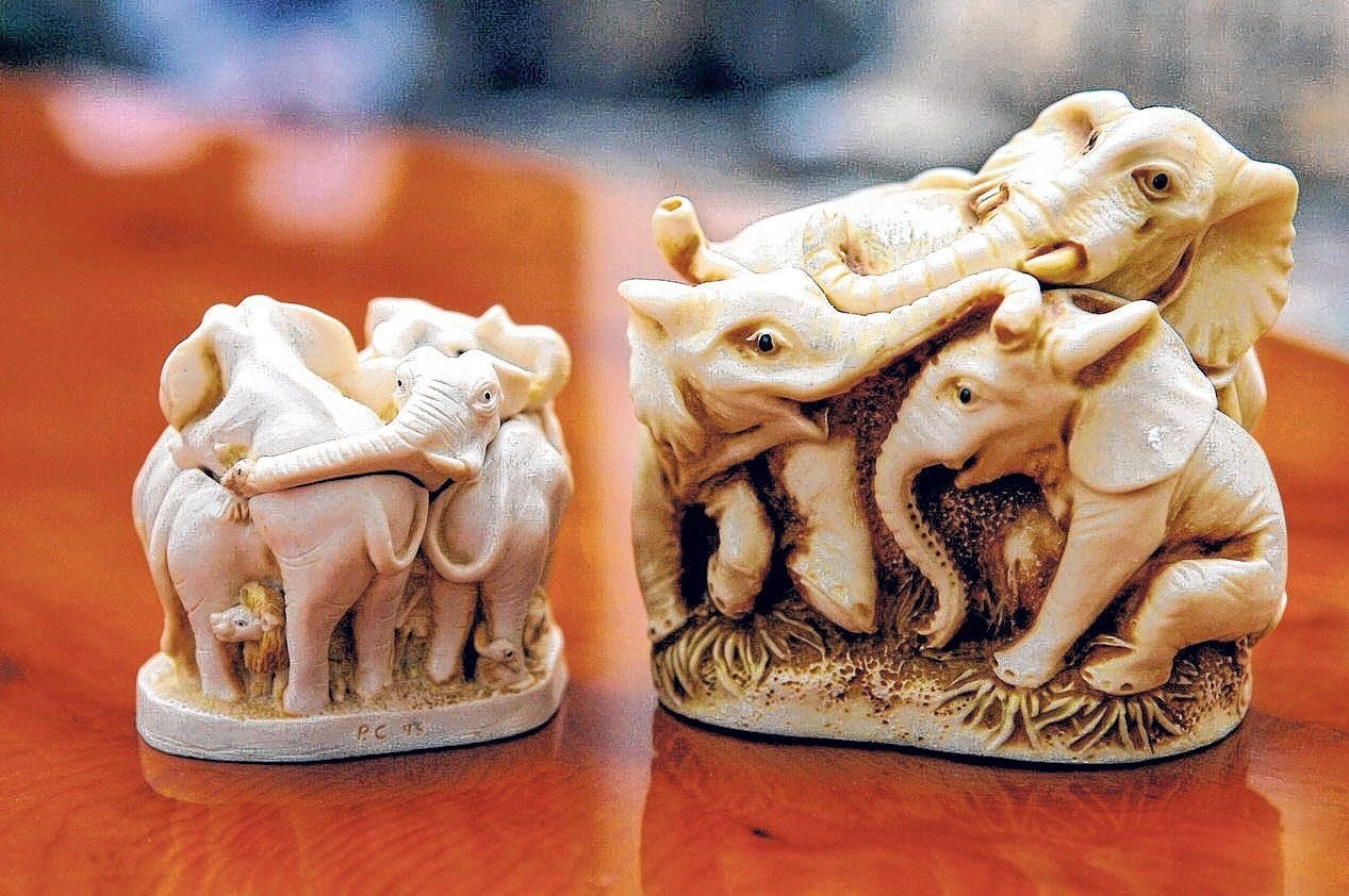 Zwei der Elefanten-Figuren aus der Sammlung von Roland Prüfe aus Zeitz.