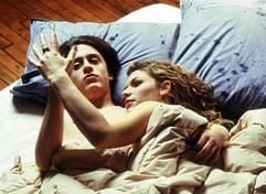 Der junge Jason «Igby» Slocumb jr. (Kieran Culkin) liegt mit der hübschen Sookie Sapperstein (Claire Danes) im Bett. (Foto: dpa)