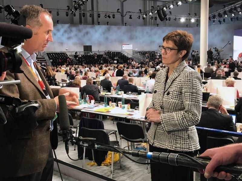 Autor Stephan Lamby mit Annegret Kramp-Karrenbauer bei der Wahl des CDU-Vorsitzes auf dem CDU-Parteitag in Hamburg. Foto: SWR/ECO Media TV-Produktion/dpa