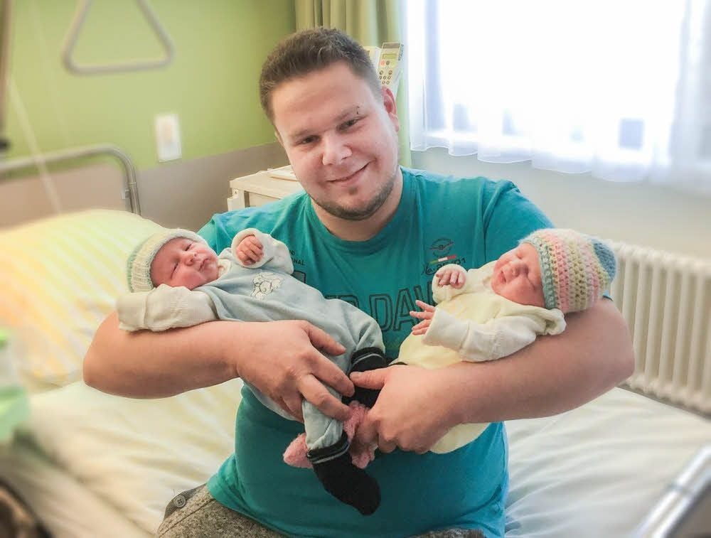 Der stolze Vater mit seinen Zwillingen Mila und Alessio
