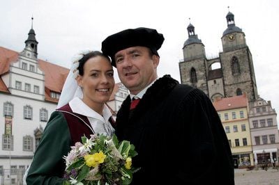 Thorsten Fenger und Katharina Stahn präsentieren sich in Wittenberg anlässlich der Vorbereitungen auf das Volksfest «Luthers Hochzeit» als Darsteller des Brautpaares Martin Luther (1483-1546) und seiner Frau Katharina von Bora (1499-1552) (FOTO: DDP)