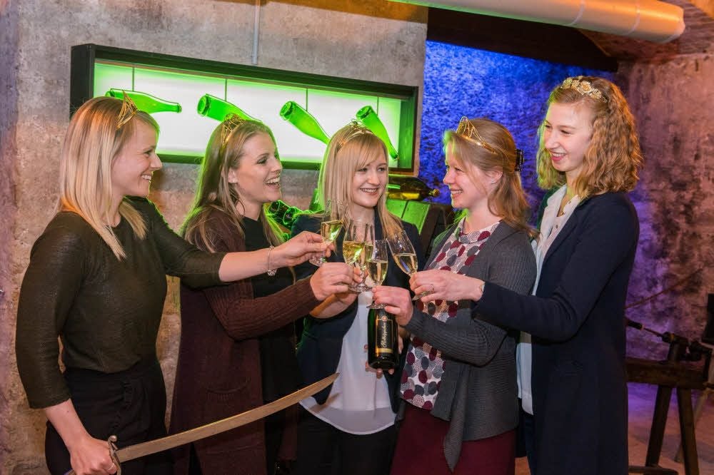 Die Deutsche Weinkönigin Katharina Staab (l.) und die Deutschen Weinprinzessinnen Laura Lahm und Charlotte Freiberger (2.u.4.v.l.) besuchen die Rotkäppchen Sektkellerei in Freyburg. Begleitet werden sie von Saale-Unstrut-Weinkönigin Juliane Beer und der Weinprinzessin von Burgwerben und Kriechau, Ann-Kathrin Fischer (r.).