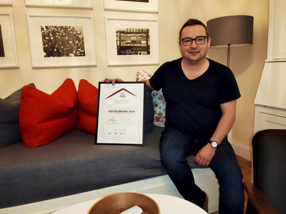 Christian Jethon freut sich über die Auszeichnung „Gästeliebling“ für die Gästewohnung.