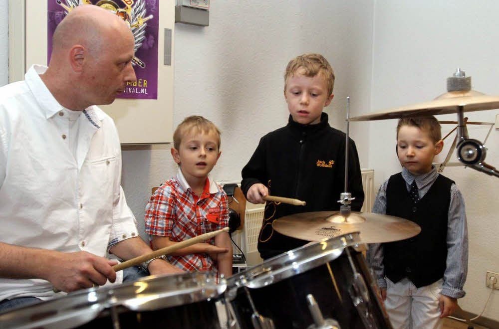 Daniel Kister, hier beim Tag der offenen Tür, unterrichtet Schlagzeug. Die jüngsten Schüler der musikalischen Früherziehung kommen bei den Knirpsenkonzerten immer ganz groß raus.