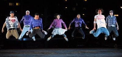 Die Breakdance-Gruppe «Flying Steps» tanzt in «Flying Bach» auf der Bühne in der Neuen Nationalgalerie in Berlin. (FOTO: DPA)