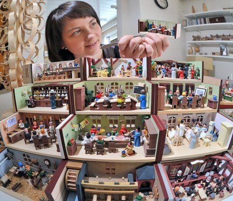Die Holzspielzeugmacher- und Drechslermeisterin Cornelia Flath arbeitet im erzgebirgischen Seiffen an Miniaturstübchen. (FOTO: DPA)