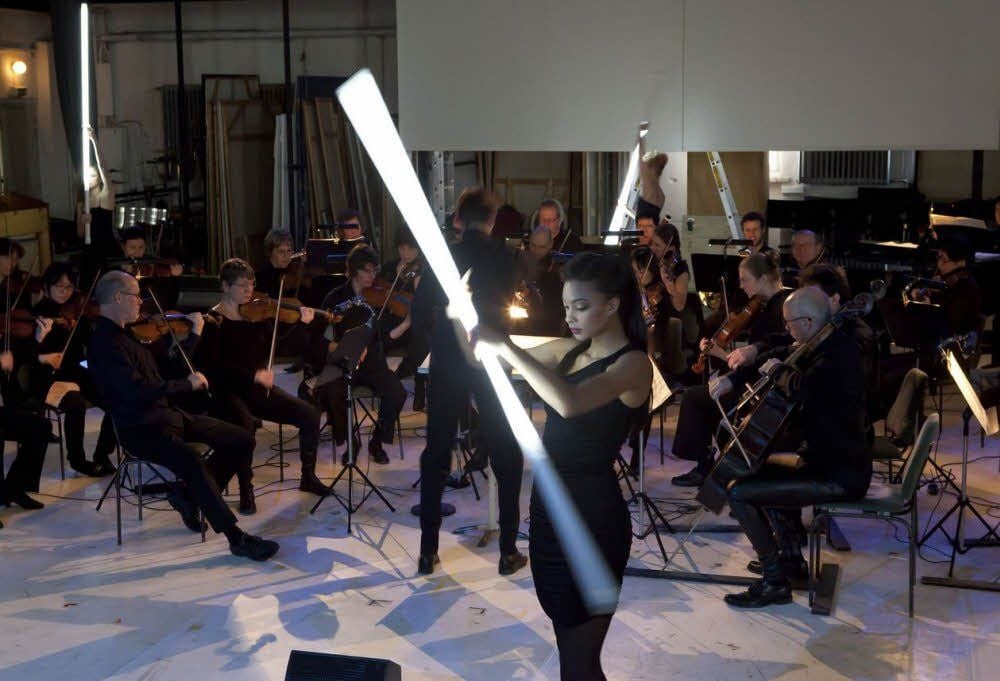 „Staging the bauhaus“ im Jahr 2012: Das Raumkonzert bildete seinerzeit den Abschluss eines „John Cage - 24 Stunden Bauhaus Happenings“. Dirigent und Moderator war Daniel Carlberg.