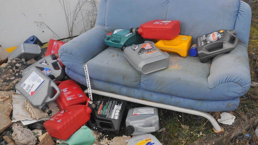 Ein Stillleben der besonderen Art: Diese Ölkanister und ein altes Sofa liegen an der früheren Diskothek.