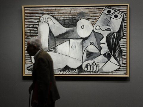Eine Besucherin betrachtet anlässlich der Presseführung der Ausstellung "Picasso: Frieden und Freiheit", in der Albertina in Wien. (FOTO: DPA)
