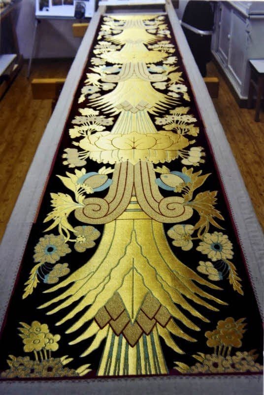 Auch dieser 3,40 Meter lange, aufwendig nachgewebte Goldbrokat für das Dresdner Schloss wurde in der Textilmanufaktur Halle bearbeitet.
