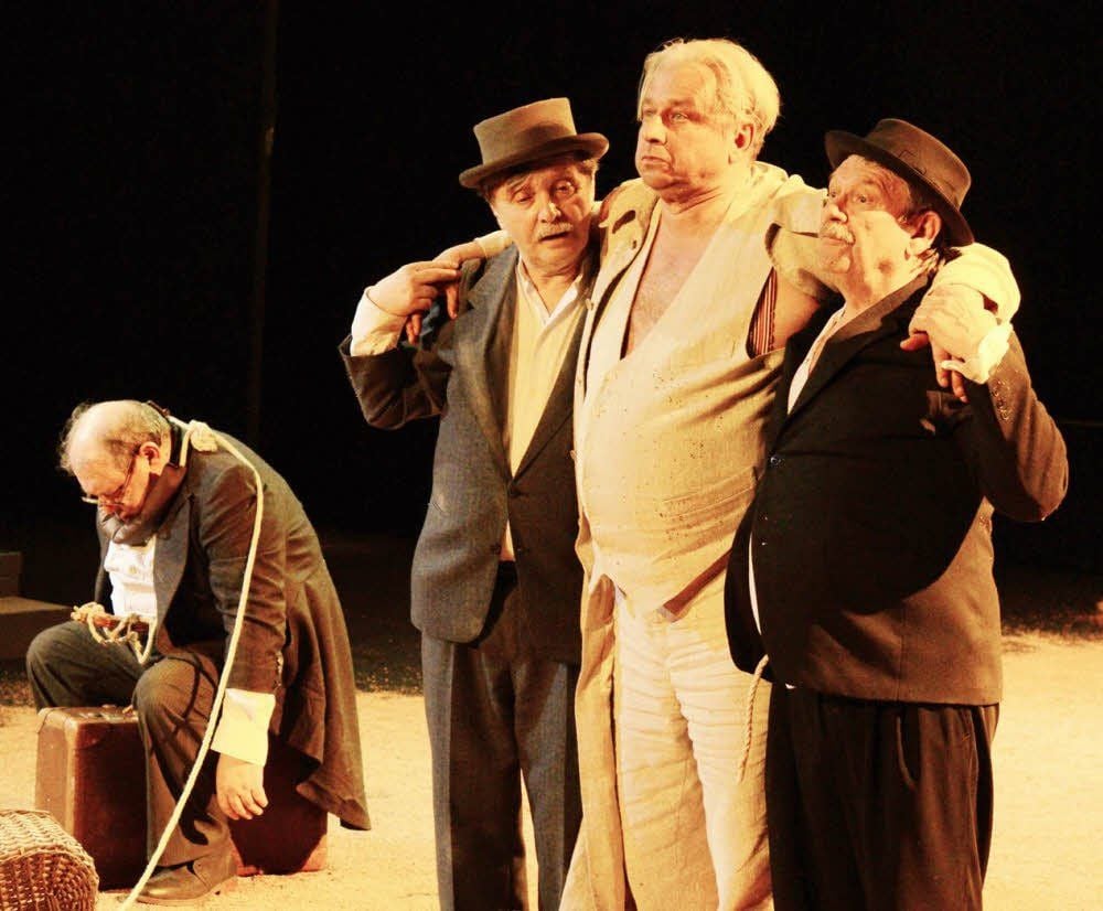Von links nach rechts: Jaecki Schwarz (Lucky), Reinhard Straube (Wladimir), Hilmar Eichhorn (Pozzo) und Wolfgang Winkler (Estragon) spielen in „Warten auf Godot“ von Samuel Beckett.