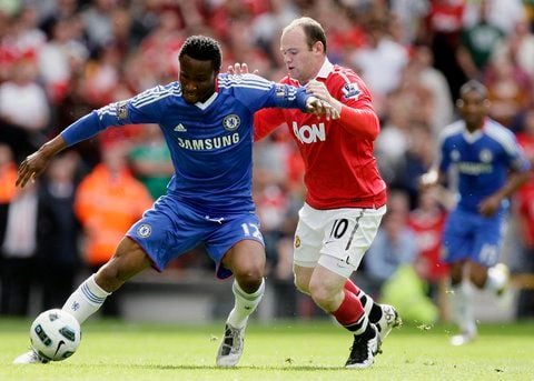 Wayne Rooney (r) von Manchester United und Chelseas John Obi Mikel kämpfen im Mai 2011 in der Premier League um den Ball. (FOTO: ARCHIV/DAPD)