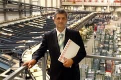 Der Geschäftsführer für Verwaltung und Finanzen der Drogeriekette Rossmann (Burgwedel/Niedersachsen), Roland Frobel, steht am Mittwoch (25.05.2005) in der Versandhalle des Logistik-Standortes Landsberg bei Halle/Saale. (Foto: dpa)