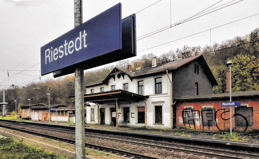 Der Bahnhof in Riestedt hat schon bessere Tage gesehen. Jetzt soll er bei einer Auktion unter den Hammer kommen.