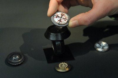 Ein moderner Schmuckeinsatz für die Nachbildung des Rings der Uta (darunter) wird in einer Sonderausstellung im Naumburger Dom gezeigt. (FOTO: DPA)