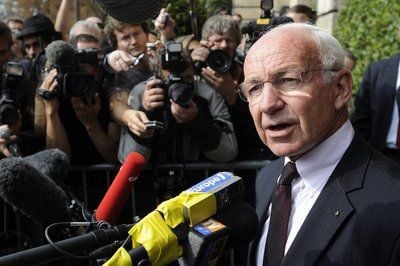 Teamchef Bernard Rey spricht beim Verlassen des FIA-Hauptquartiers in Paris mit den Journalisten. (FOTO: DPA)