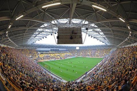 Tausende Fans von Dynamo Dresden sitzen im neuen Rudolf-Harbig-Stadion. (FOTO: Archiv/DPA)