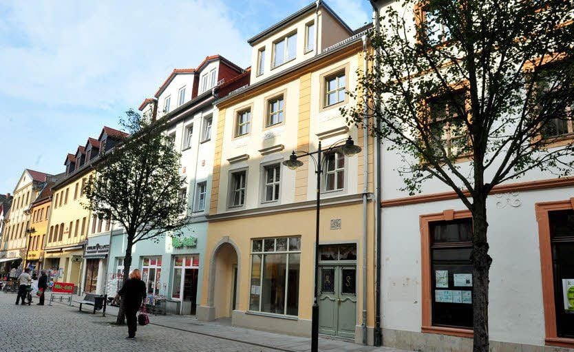 Das ocker-hellgrau abgesetzte Haus Jüdenstraße 33 strahlt in neuem Glanz.