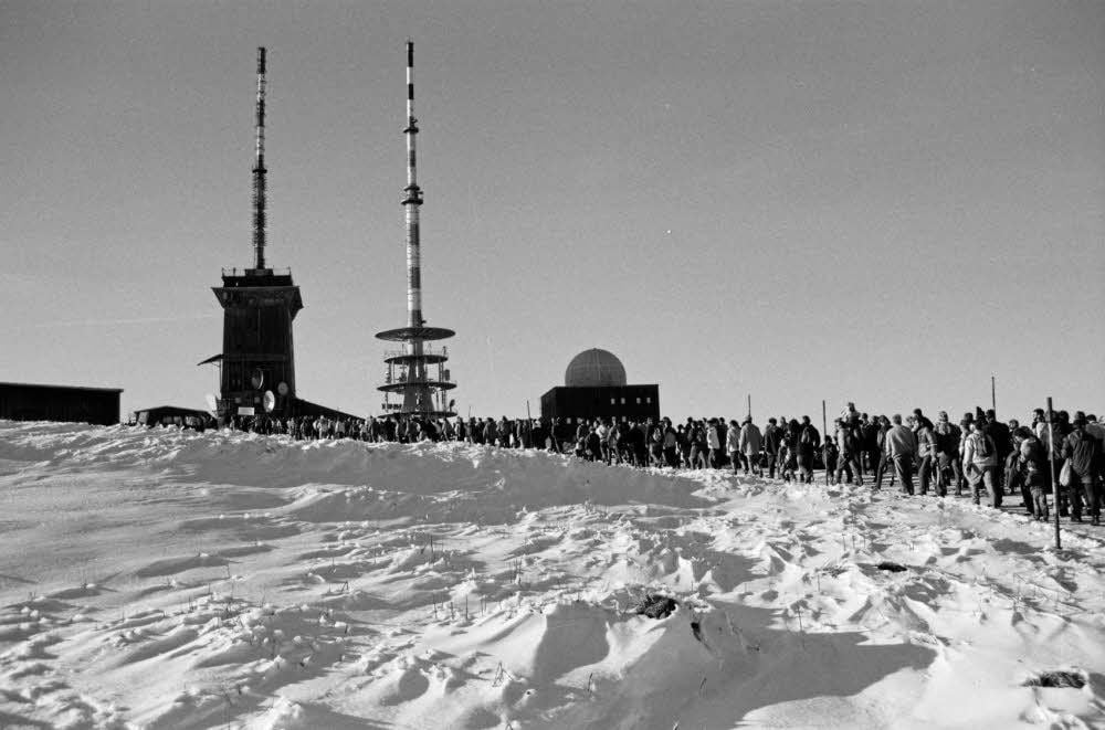 Wie eine Karawane wanderten die Menschen vor 25 Jahren den Brocken hinauf.