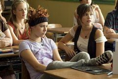 Kati (Henriette Nagel), Hanna (Selina Shirin Müller) und Mila (Emilia Schüle, v.l.) sitzen in einer Szene des Films «Freche Mädchen» zusammen (Foto: dpa)