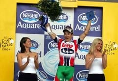 Der Australier Robbie Mc Ewen (Mitte) vom Team Lotto-Domo feiert seinen zweiten Etappensieg bei der Tour de France. (Foto: dpa)