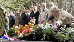 Ein Frau legt am Dienstag (13.02.2007) auf dem Heidefriedhof in Dresden Blumen am Gedenkstein für die Opfer der Bombardierung Dresdens im Zweiten Weltkrieg vor 62 Jahren nieder. (Foto: dpa)
