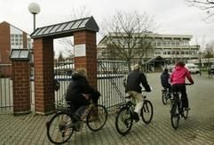 Schüler fahren durch das Tor der Integrierten Gesamtschule Mainz im Stadtteil Bretzenheim. (Foto: ddp)