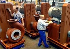 Aufschwung Ost in Halle: Zwei Mitarbeiter des Pumpenherstellers KSB AG montieren in der Werkhalle Abwasserasserpumpen für den Export. Die aus dem VEB Pumpenwerke hervorgegange Firma zählt zu den führenden Pumpenherstellern für Wasser und Abwasser weltweit. (Foto: dpa)