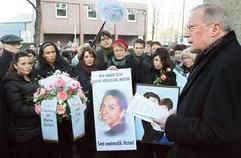 Bezirksbürgermeister Ekkehard Band (r., SPD) spricht bei der Kranzniederlegung zum Gedenken an die vor genau zwei Jahren an dieser Stelle von ihrem Bruder ermordete Hatun Sürücü in Berlin im Stadtteil Tempelhof. (Foto: dpa)